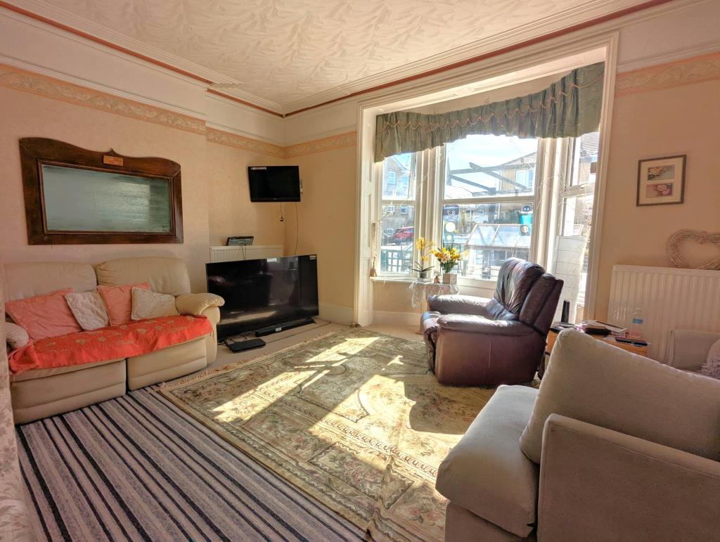 Lot: 37 - FORMER HOTEL PARTIALLY CONVERTED TO AN HMO WITH SCOPE FOR FURTHER CONVERSION - The Living room